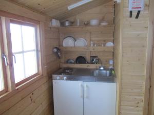 ÞórshöfnSmyrill Cottages的小木屋内的厨房设有水槽