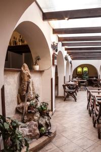 摩拉瓦特热博瓦神剑旅馆及餐厅的餐厅设有拱形天花板、桌子和长凳