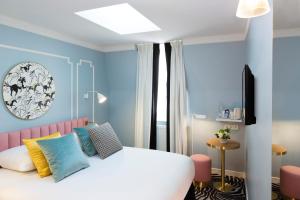 巴黎巴黎巴斯特尔酒店的卧室配有白色的床和蓝色的墙壁