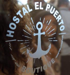 奇皮奥纳Hostal El Puerto Boutique的贴在窗上的贴纸