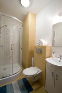 斯图托沃Zorza的浴室配有卫生间、淋浴和盥洗盆。