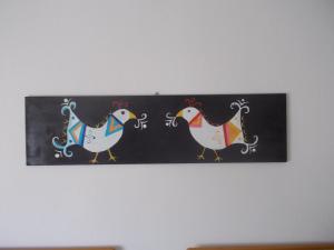 奥尔戈索洛Sa 'E Jana的挂在墙上的三只鸡画
