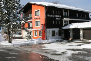 卑尔根贝格内霍夫酒店的雪中一座橙色和黑色的建筑