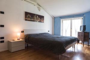加尔达湖滨Residenza Airone的一间卧室配有一张床和一台电视