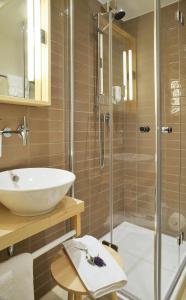 古坦泽尔赫贝尔Hotel Restaurant Klosterhof的一间带水槽和淋浴的浴室
