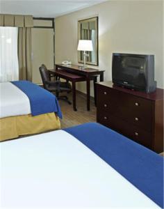 小石城小岩城机场智选假日酒店的酒店客房设有两张床和一张书桌及电视