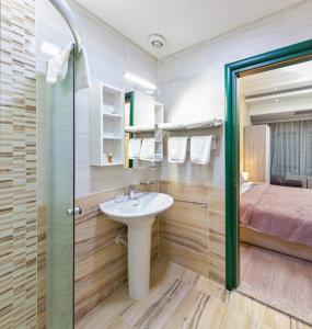吉利绿色中心酒店的一间浴室