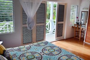 马里戈特湾Oasis Marigot的一间设有床铺的卧室,位于带窗户的房间内