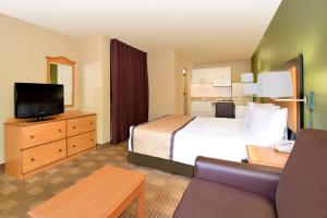 纳什维尔美国长住酒店 - 纳什维尔 - 机场 - 音乐之城的配有一张床和一台平面电视的酒店客房