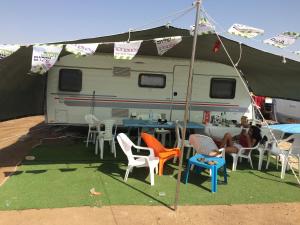 埃拉特沙漠大蓬车露营地的相册照片