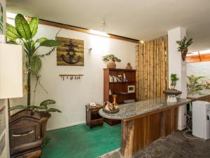 阿约拉港加拉帕戈斯梦酒店的客厅配有桌子和一些植物