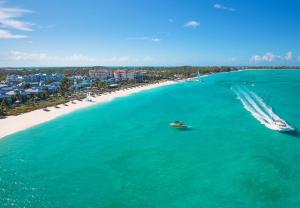 普罗维登西亚莱斯岛Beaches Turks and Caicos Resort Villages and Spa All Inclusive的海滩上水面上的船只的空中景观