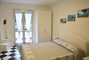 切塔拉B&B Cetara Amalfi Coast的一间卧室配有一张床,铺有一个 ⁇ 板地板