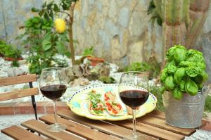 切塔拉B&B Cetara Amalfi Coast的两杯酒和一盘桌上的食物