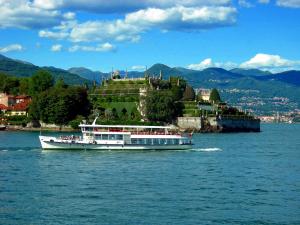 韦尔巴尼亚MONOLOCALE lago maggiore INTRA的城堡前的水面上的船