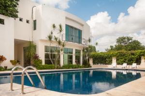 坎昆Boutique House Cancun by Elevate Rooms的房屋前的游泳池