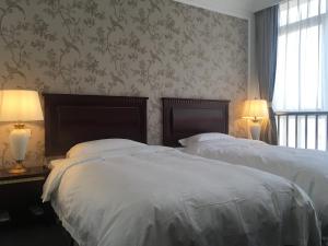 上海尔谊宾馆的配有2盏灯的酒店客房的2张床