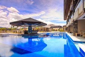 宿务宿雾威斯敦泻湖度假酒店 - 南翼楼的蓝色游泳池的酒店游泳池