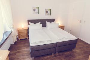 特赖斯-卡尔登加尼海斯酒店的一间卧室配有一张带2个床头柜的大床