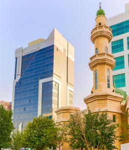 阿布扎比Executive Suites Abu Dhabi的大楼前有钟楼