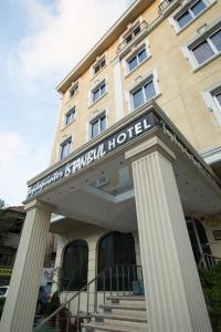 伊斯坦布尔托普卡帕因特尔伊斯坦布尔酒店的建筑前有柱子的酒店