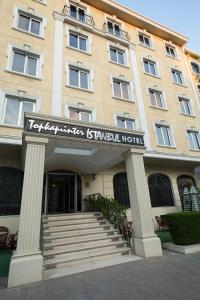 伊斯坦布尔托普卡帕因特尔伊斯坦布尔酒店的建筑前有标志的酒店