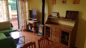 伊斯兰蒂拉Villa de Islantilla的客厅配有平面电视和沙发。