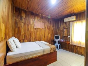 马六甲Y＆Z酒店的一间卧室配有一张床、一张书桌和一个窗户。