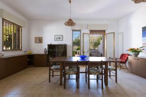 普罗斯西托角Serra degli Angeli by BarbarHouse的厨房以及带桌椅的用餐室。