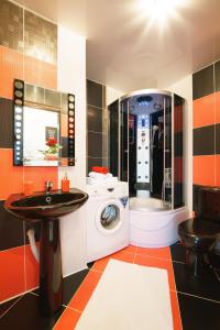 索利戈尔斯克PaulMarie Apartments on Zaslonova 4的一间带洗衣机和水槽的浴室