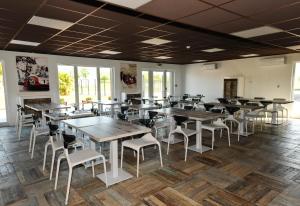勒维雅昂德斯皮勒特斯酒店的用餐室配有木桌和椅子