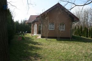 鲍洛托内瑟德Kápolnai nyaralóház的一座带草地庭院的小房子