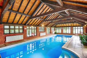 埃尔默顿费尔布里格旅馆的一座带木制天花板的室内游泳池