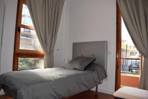 拉奥罗塔瓦Apartamento San Isidro的一间卧室设有一张床和一个大窗户