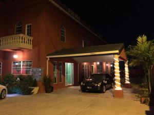 PiarcoMontecristo Inn的夜间停在房子前面的汽车