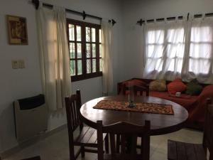 圣洛伦索Pirpintos, Cabanas de San Lorenzo的客厅配有桌子和沙发