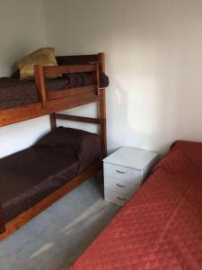 圣洛伦索Pirpintos, Cabanas de San Lorenzo的一间卧室配有两张双层床和一张红色的床。