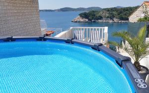 杜布罗夫尼克Apartment Ela的蓝色的游泳池,享有水景