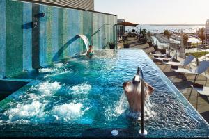 法鲁法罗酒店及海滩俱乐部的海豚在度假村的游泳池里