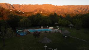 梅洛Hotel Terrazas del Rincon的山地的游泳池