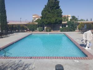 佩吉Lake Powell Canyon Inn的蓝色海水大型游泳池