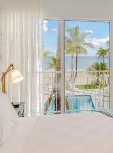 劳德代尔堡Plunge Beach Resort的一间卧室配有一张床,享有海景