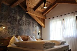拉伊韦斯Gartenresidence Stephanie by Hotel Rotwand的一间卧室设有一张带木制天花板的大床