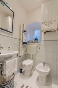 蒙特罗索阿尔马雷布兰柯公寓的白色的浴室设有卫生间和水槽。