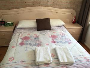 Coopernook棕榈树绿洲汽车旅馆 的一间卧室配有一张床,上面有两条毛巾
