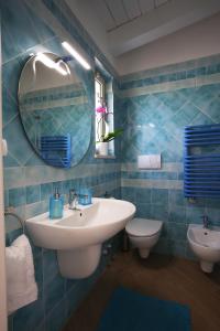 鲁沃迪普利亚B&B Casa Rubis的蓝色瓷砖浴室设有水槽和卫生间