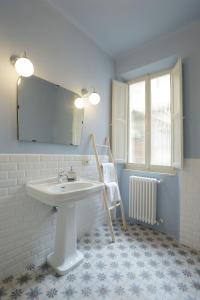 彼得拉桑塔Le camere di Sementis的一间带水槽、镜子和椅子的浴室