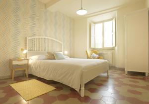 彼得拉桑塔Le camere di Sementis的卧室配有白色的床和窗户。