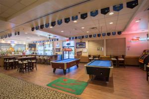 布劳利布劳利旅馆的一间带乒乓球桌的餐厅和一间酒吧