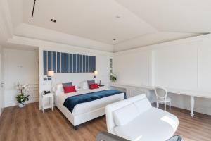 安科纳帕里斯格兰德酒店的白色卧室配有床和沙发